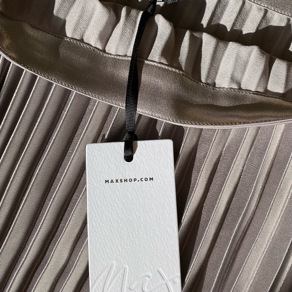 MAX | Brand new metallic pleated skirt - Picture 4 of 8